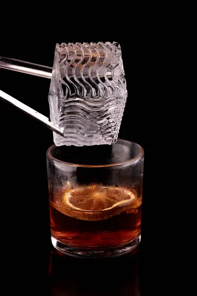 Colocación Hielo Translúcido Cristalino Decorado Gran Ondulado Vaso Bebida Negroni —  Fotos de Stock