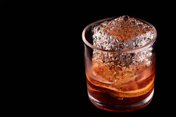 Hielo Cristalino Translúcido Decorado Ondulado Grande Para Vaso Bebida Negroni —  Fotos de Stock