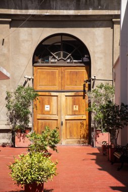 Kameralarla izlenen eski bir binanın tarihi kapısı