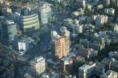 Latin Amerika 'nın en yüksek binasından Santiago' nun panoramik manzarası. Gökyüzü Costaneira perspektifi.