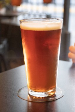 Meyhane masasında ferahlatıcı bir bardak bira.