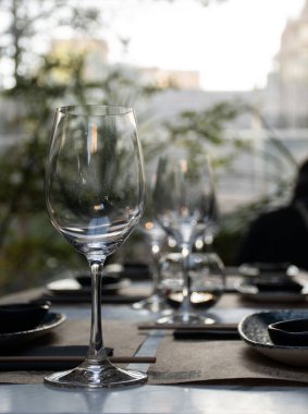 Lokantadaki müşterileri karşılamak için hazırlanmış bir bardak şarap.