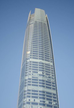 Latin Amerika 'nın en yüksek binası. Santiago, Şili' deki Gökyüzü Costaneira. Mavi gökyüzü altında.