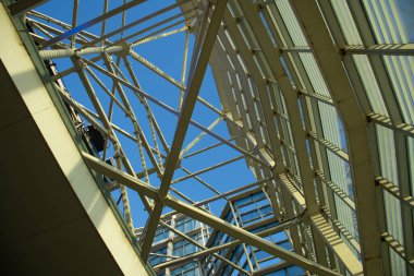 Latin Amerika 'nın en yüksek binasının tepesinde mavi gökyüzü ışıldıyor.