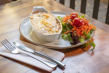 Vejetaryen patlıcan... keçi peynirli graten... ve kiraz domatesli salata... rendelenmiş havuç... ve marul sebzeli çatal bıçaklı...