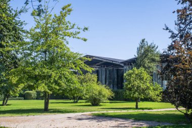 Şili 'deki Undurraga şaraphanesinde güneşli bir günde şarap depolama ve olgunlaşma döngüleri