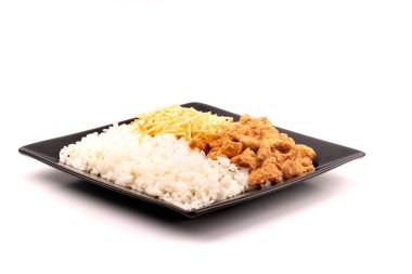 Beyaz arka planda saman patatesli ve pirinçli tavuk stroganof tabağı