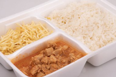 Stroganoff beslenme çantası, pilav ve patates kızartması.