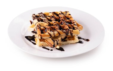 Yuvarlak beyaz plaka üzerinde çikolata soslu waffle 'lar.