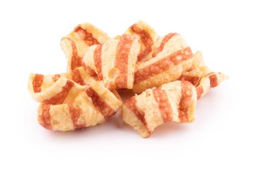 Şeffaf arkaplanda izole edilmiş domuz pastırması aromalı atıştırmalık parçalar.