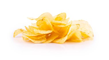 Şeffaf arkaplanda izole edilmiş patates cipsi parçaları