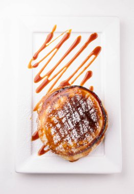 Krepli tabak, bal ve karamelli şeker.