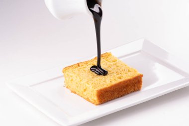 Havuçlu beyaz tabak. Havuçlu el. Dikkatli bir şekilde çikolata dök.