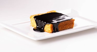 Beyaz tabak, portakallı havuçlu kek ve çikolatalı pasta.