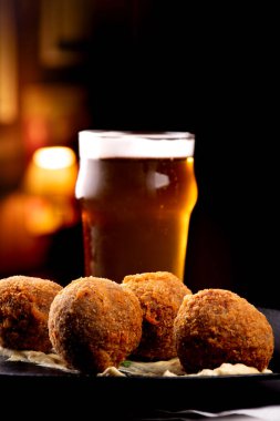 Kızarmış balık keki iştah açıcı morina somonu yarım litre bira bulanık ve bulanık bar geçmişi