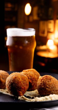 Kızarmış balık köftesi aperatif morina somonu yarım litre bira bulanık ve bulanık bar geçmişi