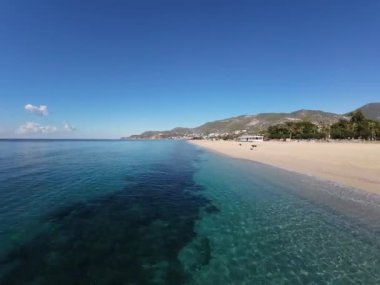 yeşil ağaçlar kayalar turkuaz deniz dronu görüntüsü