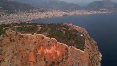 Kaleli kayalık deniz kıyısının panoramik manzarası