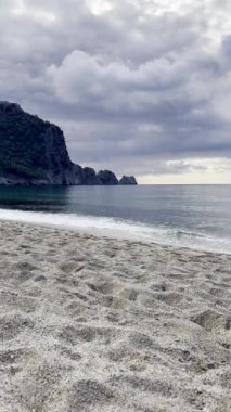 Kumlu deniz plajı bulutlu sakin