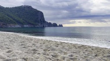 Kumlu deniz plajı bulutlu sakin
