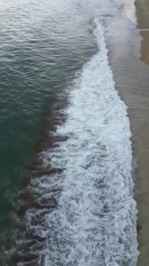 Deniz kıyıları dalgalar şeffaf su köpüğü
