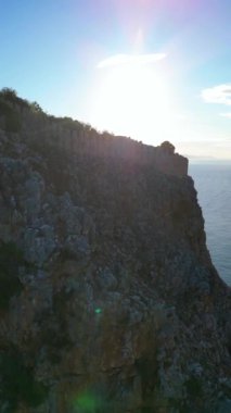 Kaleli kayalık deniz kıyısının panoramik manzarası