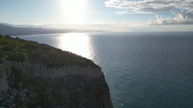 Kayanın üzerinde deniz kıyısı üzerindeki