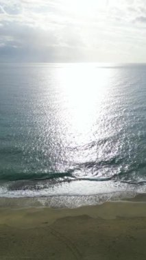 Deniz dalgaları bulutlu ışık ışınları