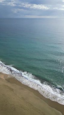 Deniz dalgaları bulutlu ışık ışınları