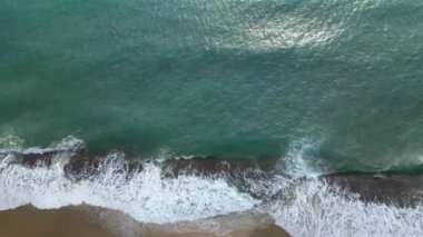 Deniz dalgaları bulutlu ışık ışınları