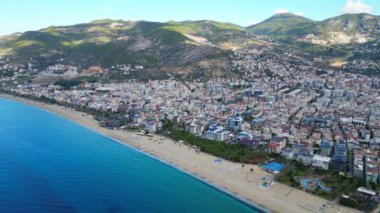 Saydam deniz kasabasının panoramik manzarası