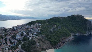 Saydam deniz kasabasının panoramik manzarası