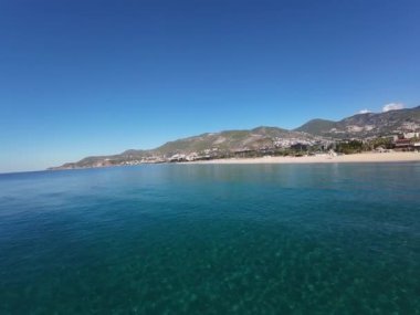 Saydam deniz kasabasının panoramik manzarası