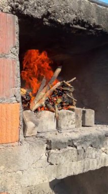 # Yakacak odun ateşinde ateş #