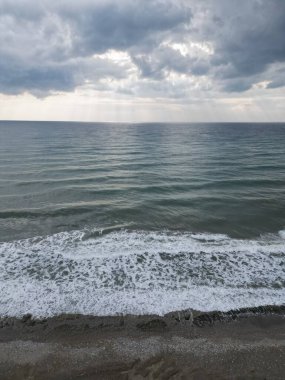 Deniz dalgasında gümüş gün batımı