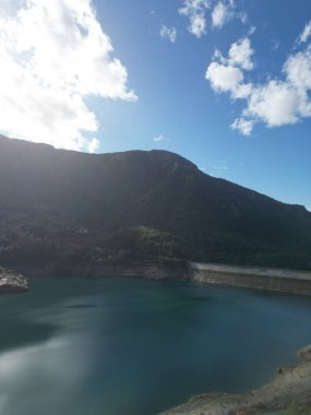 Dağlardaki su deposu Bulutlu mavi gökyüzü