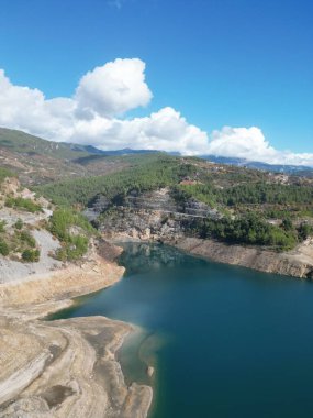 Dağlardaki su deposu Bulutlu mavi gökyüzü