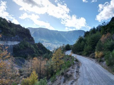 Yollar dağlarda sonbahar ağaçlarında sarı yapraklarda