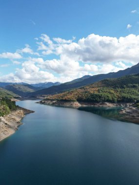 Dağlarda göller bulutlu sonbahar kozalaklı ağaçlar