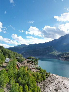 Dağlarda göller bulutlu sonbahar kozalaklı ağaçlar