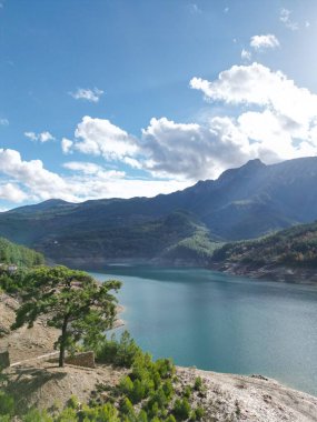 Dağlarda göller bulutlu sonbahar kozalaklı ağaçlar