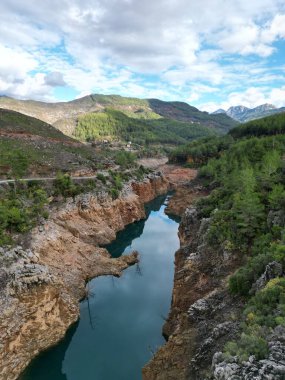 Sonbahar kayalıkları boyunca dağ gölü boyunca yol