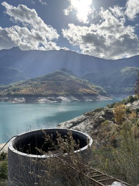 Büyük beton çadır kuyusu dağları rezervuarı