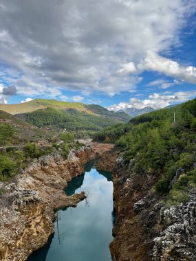 Dağlardaki su deposu Sonbaharda kayalık ağaçlar