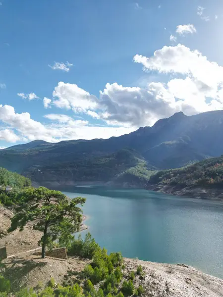 Dağlarda göller bulutlu sonbahar kozalaklı ağaçlar