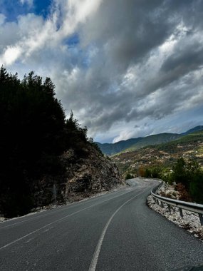 Doğanın sonbahar renklerinde bir dağ yolu. Yüksek kalite fotoğraf