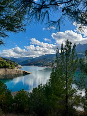 Suyun dağ nehri akışı büyük taşlar. Yüksek kalite fotoğraf