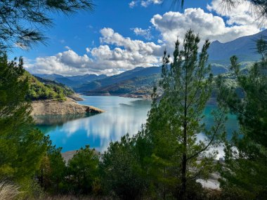 Suyun dağ nehri akışı büyük taşlar. Yüksek kalite fotoğraf