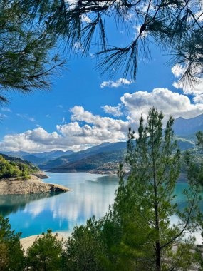 Suyun dağ nehri akışı büyük taşlar. Yüksek kalite fotoğraf