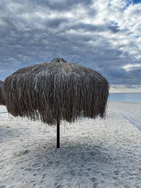 Kumsaldaki güneş koruma alanı. Yüksek kalite fotoğraf